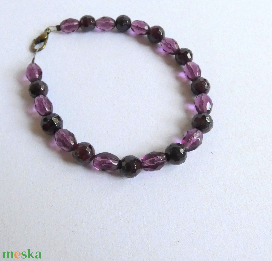Lila és sötétvörös karkötő - ékszer - karkötő - gyöngyös karkötő - Meska.hu