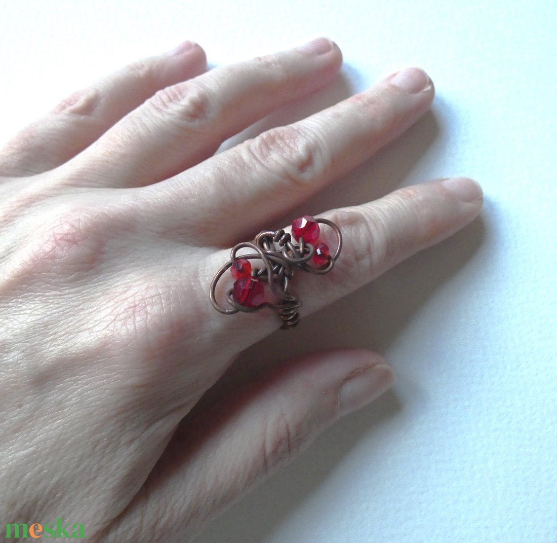 Vörös és piros réz gyűrű - ékszer - gyűrű - gyöngyös gyűrű - Meska.hu
