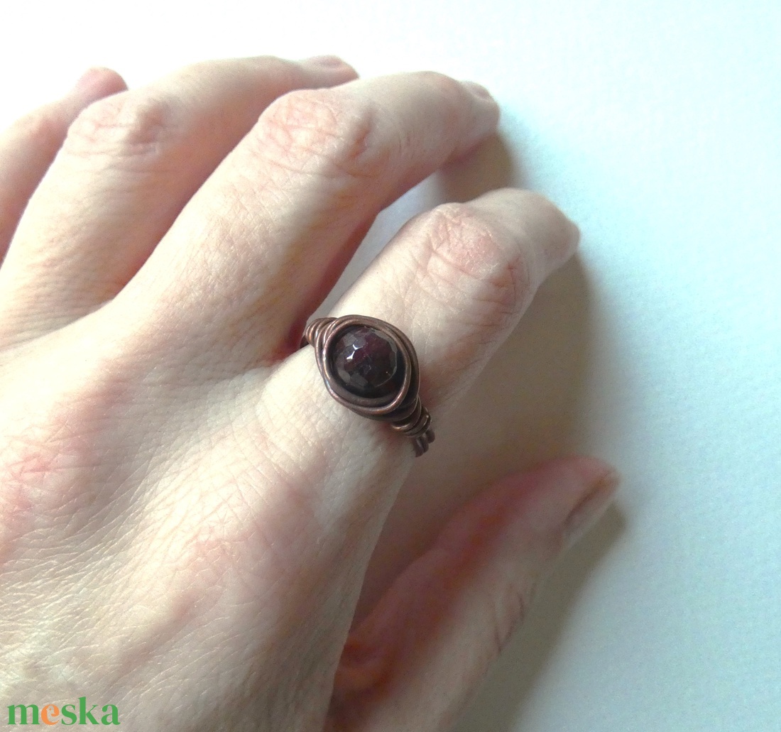 Mélyvörös réz gyűrű - ékszer - gyűrű - gyöngyös gyűrű - Meska.hu