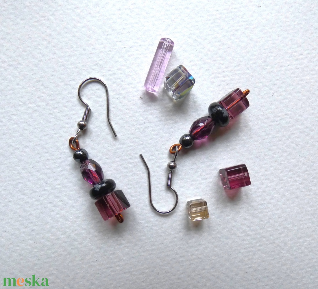 Lilák - réz fülbevaló üveggyöngyökkel - ékszer - fülbevaló - lógó fülbevaló - Meska.hu