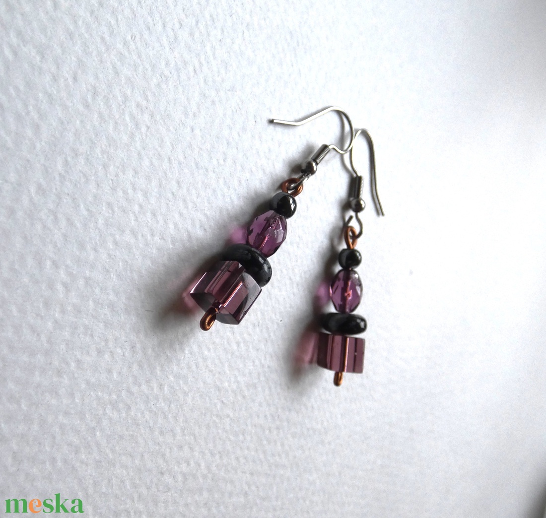 Lilák - réz fülbevaló üveggyöngyökkel - ékszer - fülbevaló - lógó fülbevaló - Meska.hu