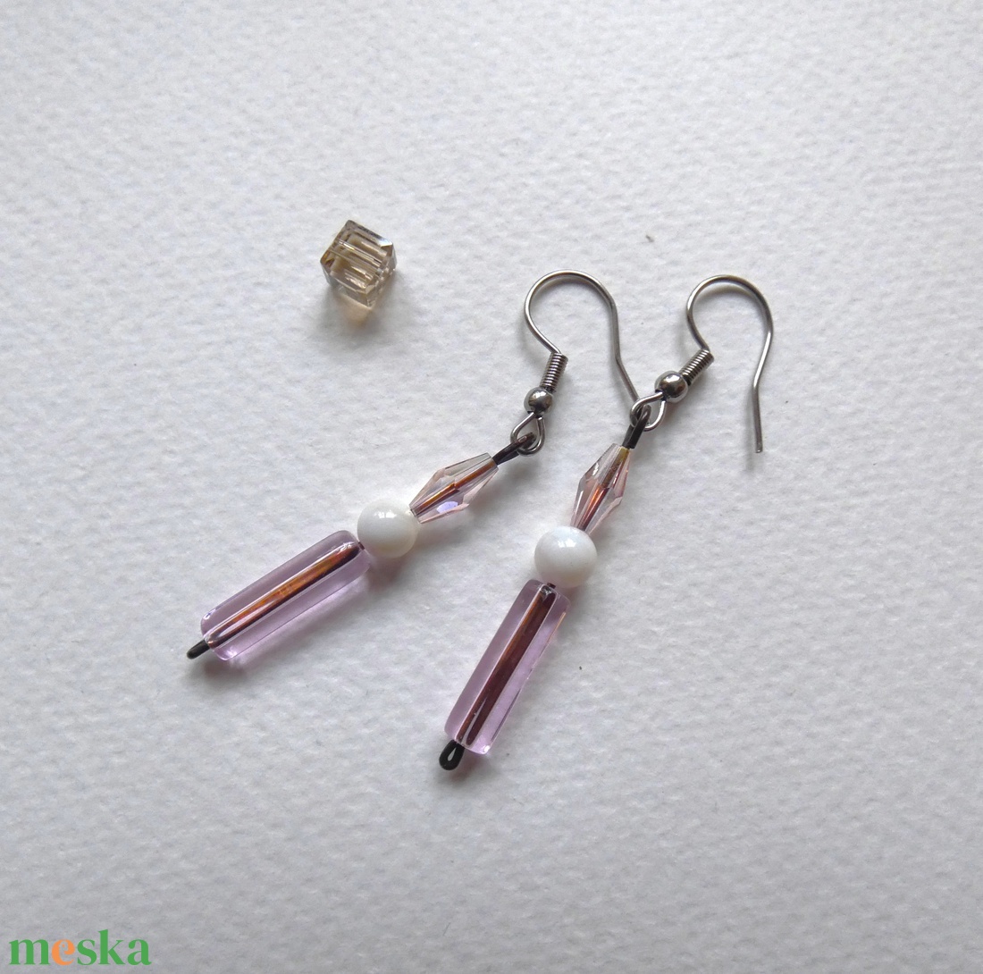 Fehér és Rózsaszín fülbevaló - ékszer - fülbevaló - lógó fülbevaló - Meska.hu