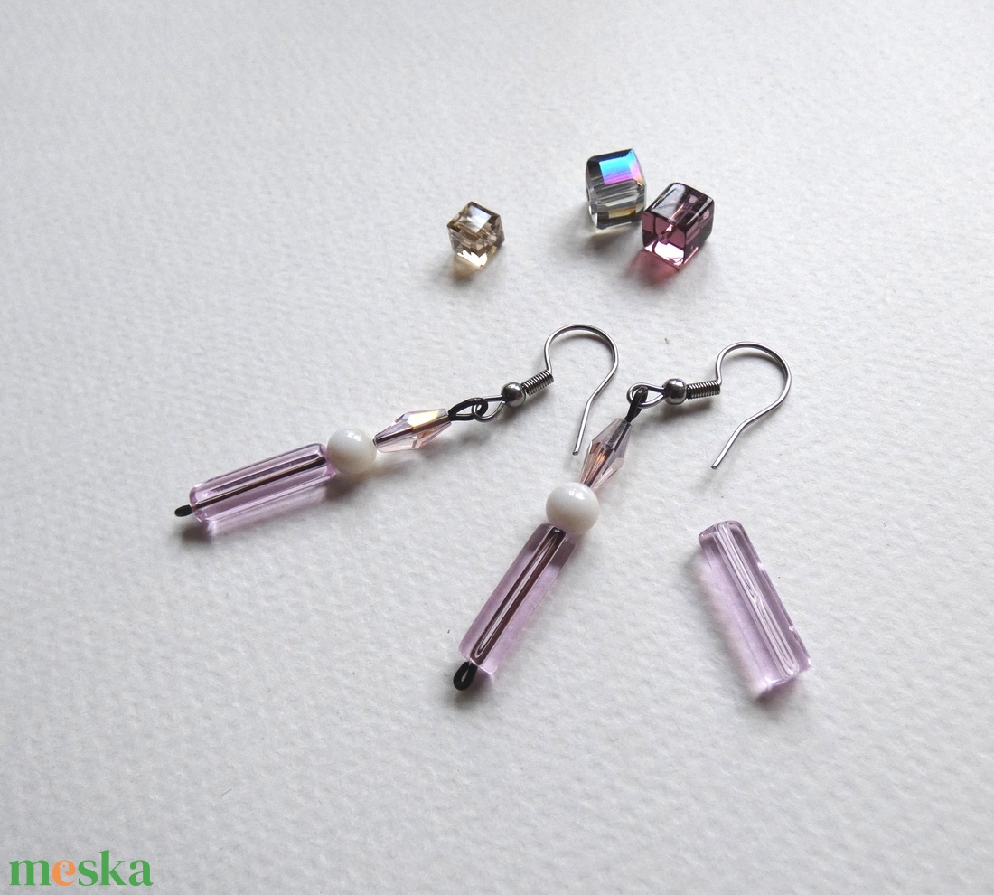 Fehér és Rózsaszín fülbevaló - ékszer - fülbevaló - lógó fülbevaló - Meska.hu