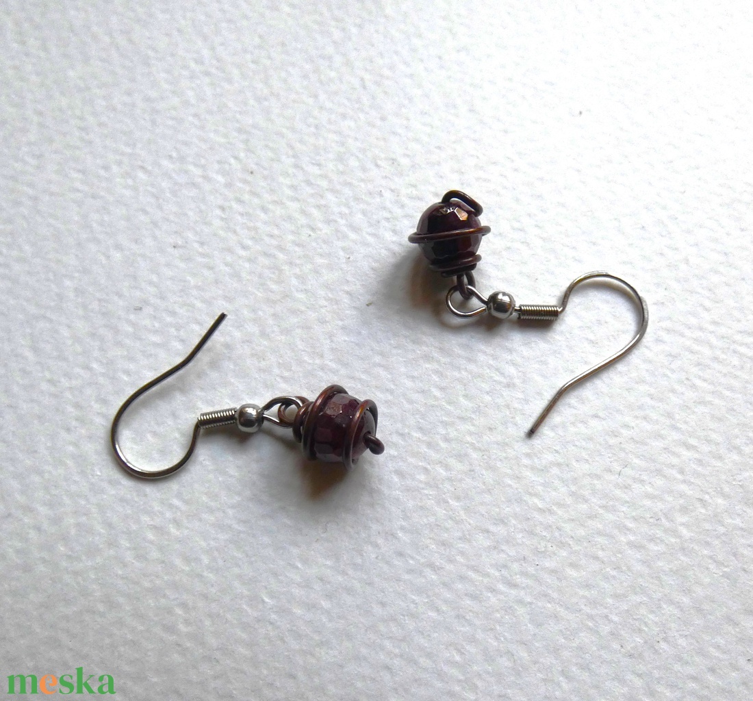 Mélyvörös gránát gyöngyök fülbevaló - ékszer - fülbevaló - lógó fülbevaló - Meska.hu