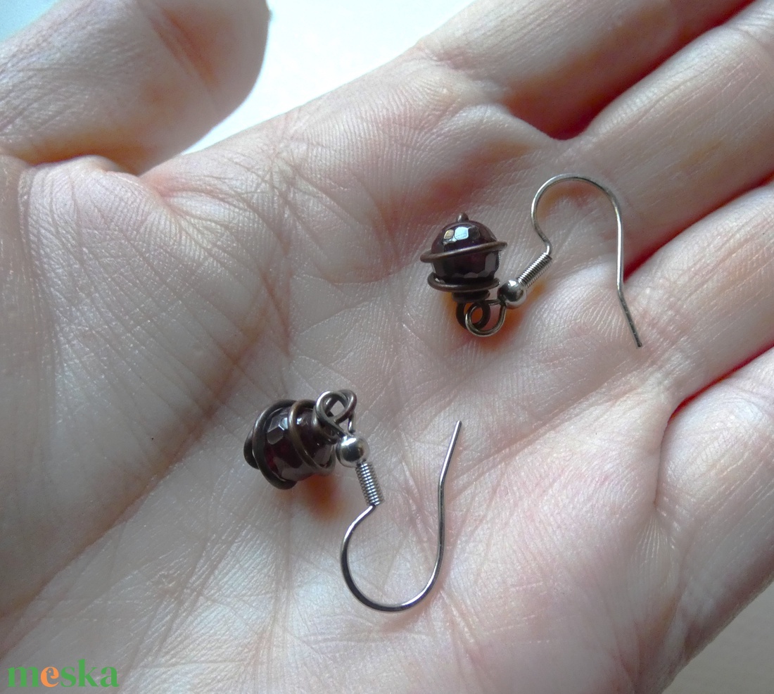 Mélyvörös gránát gyöngyök fülbevaló - ékszer - fülbevaló - lógó fülbevaló - Meska.hu