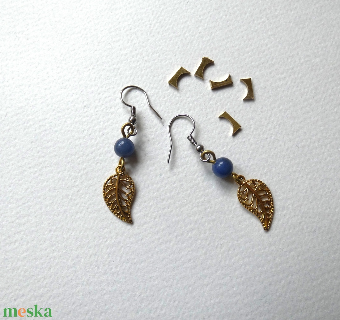 Kék és arany fülbevaló - ékszer - fülbevaló - lógó fülbevaló - Meska.hu