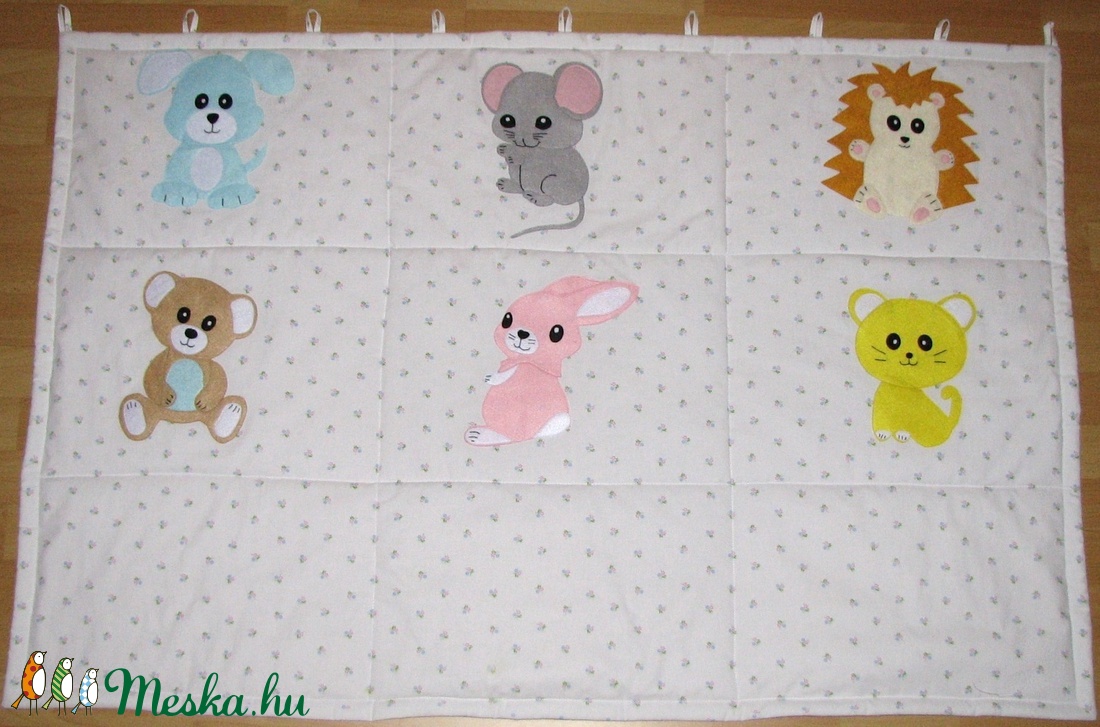 Baba falvédő  - virágos alapon állatfigurákkal (kutya, cica, süni, nyuszi, maci, egérke) -  - Meska.hu