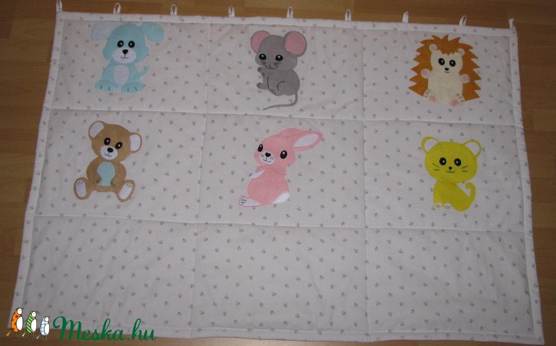 Baba falvédő  - virágos alapon állatfigurákkal (kutya, cica, süni, nyuszi, maci, egérke) -  - Meska.hu