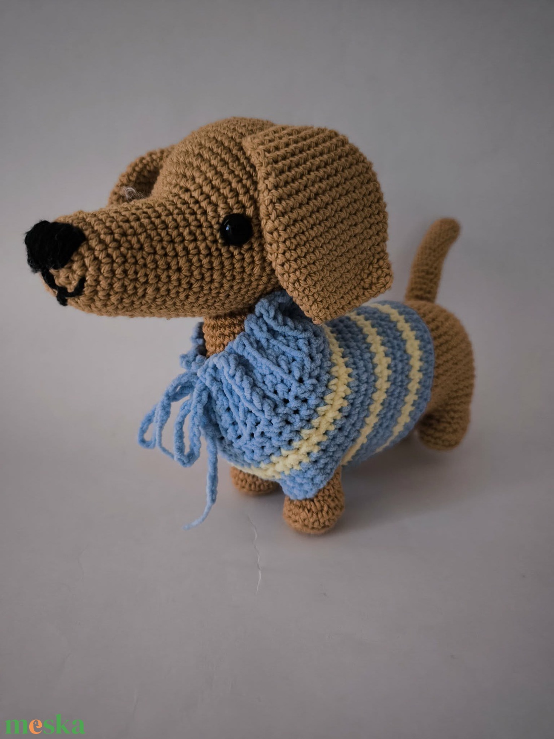 Barna tacskó_kiskutya_sötétebb_Amigurumi figura - játék & sport - plüssállat & játékfigura - kutya - Meska.hu
