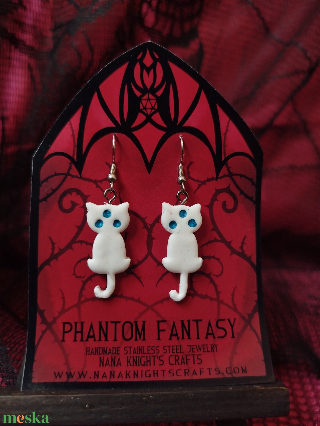 Fehér Démoncica fülbevalók - ékszer - fülbevaló - lógó fülbevaló - Meska.hu