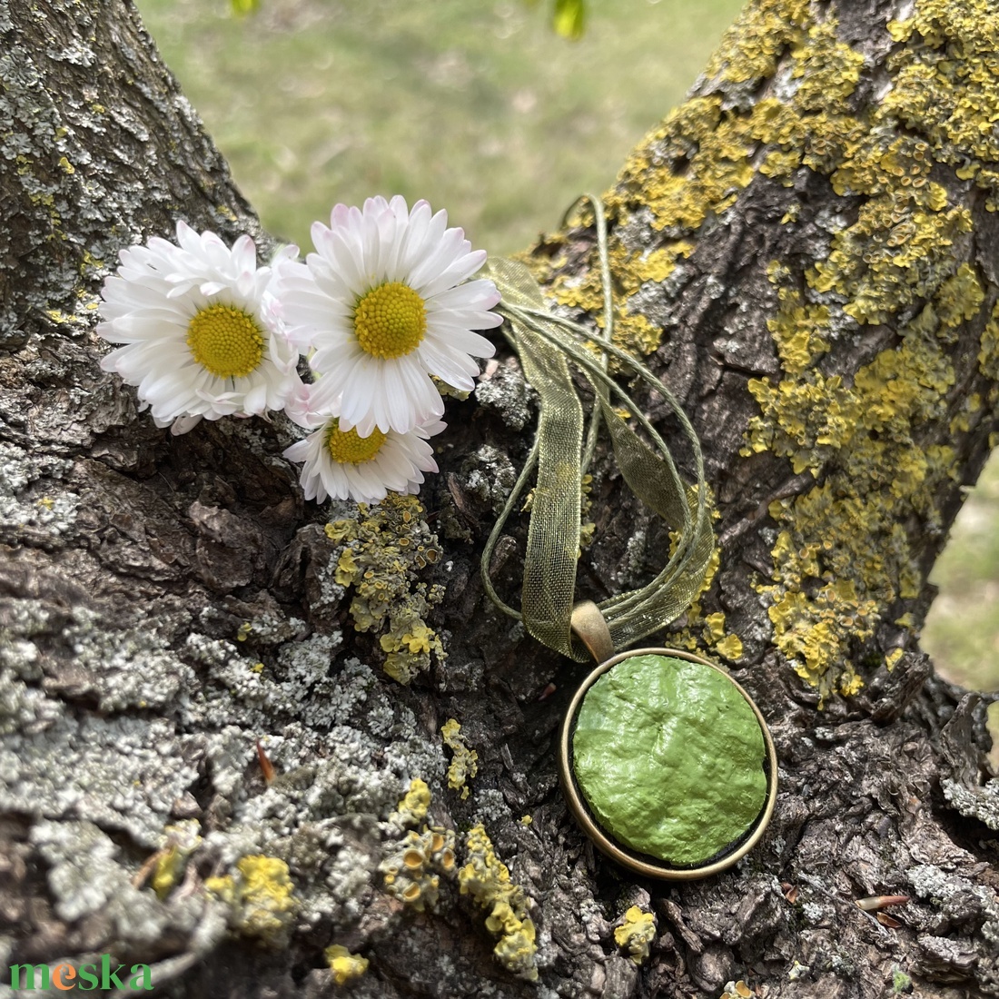 Olívazöld medálos nyaklánc - ékszer - nyaklánc - medálos nyaklánc - Meska.hu