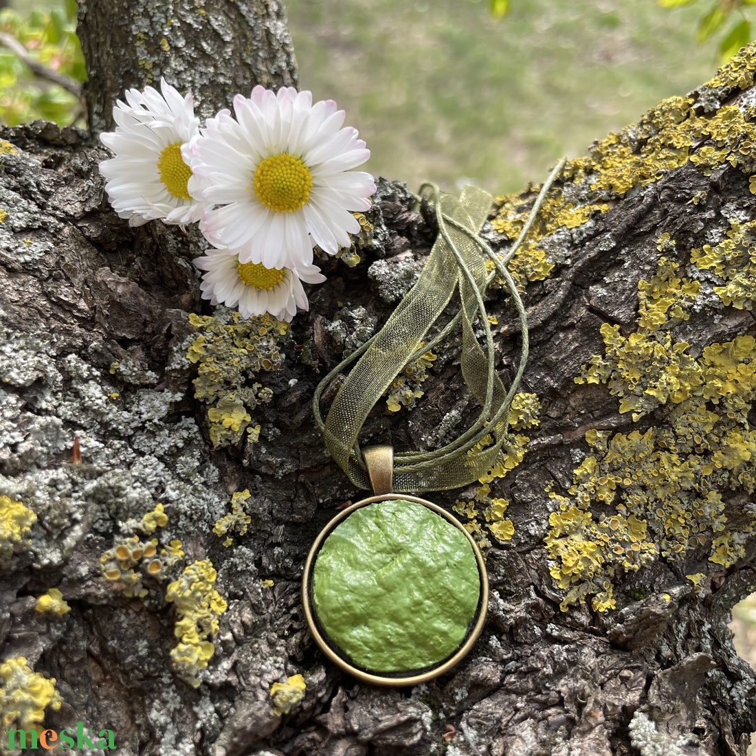 Olívazöld medálos nyaklánc - ékszer - nyaklánc - medálos nyaklánc - Meska.hu
