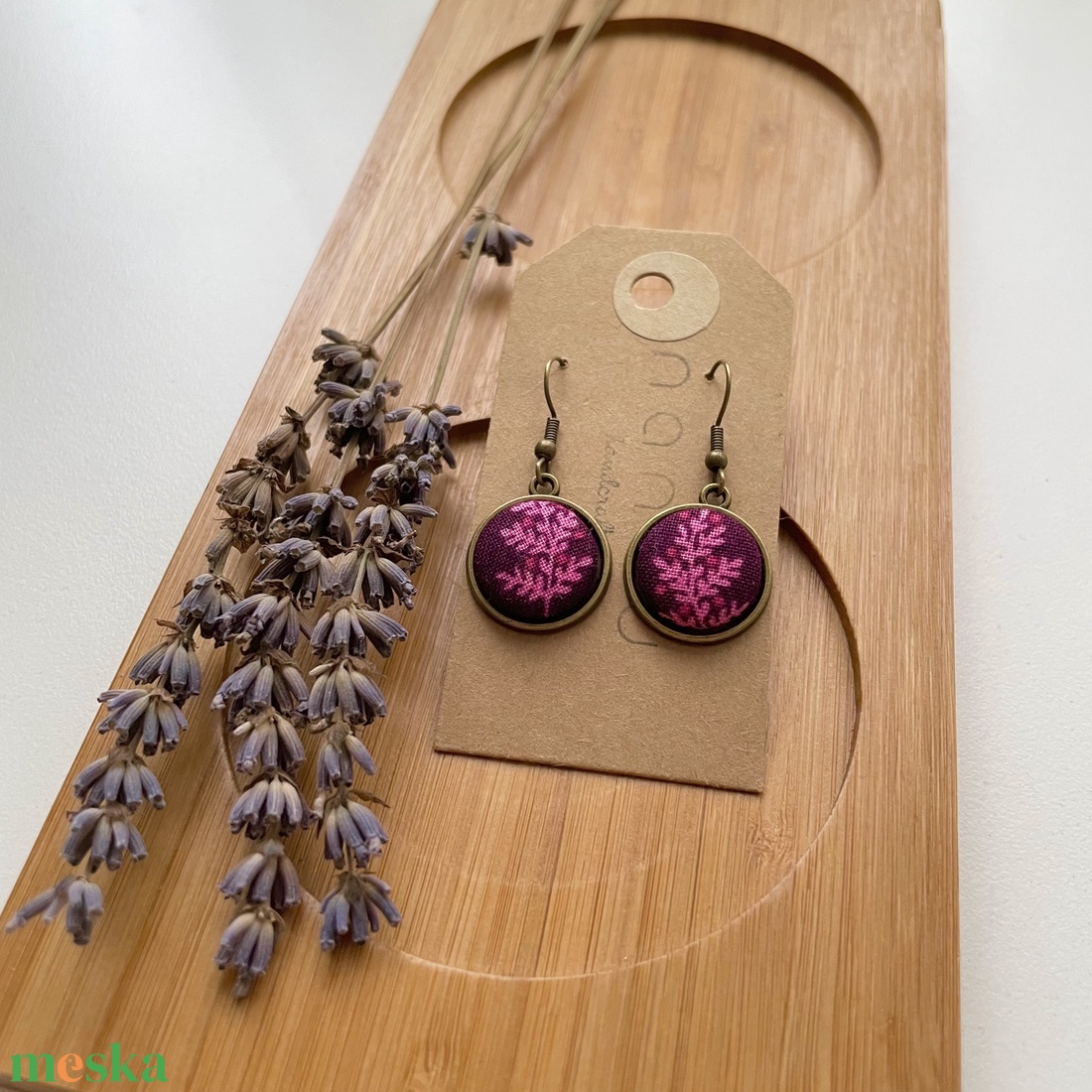 Ciklámen levélmintás lógós fülbevaló - ékszer - fülbevaló - lógó fülbevaló - Meska.hu