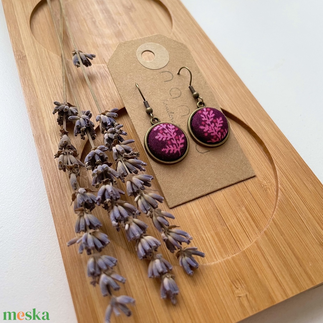 Ciklámen levélmintás lógós fülbevaló - ékszer - fülbevaló - lógó fülbevaló - Meska.hu
