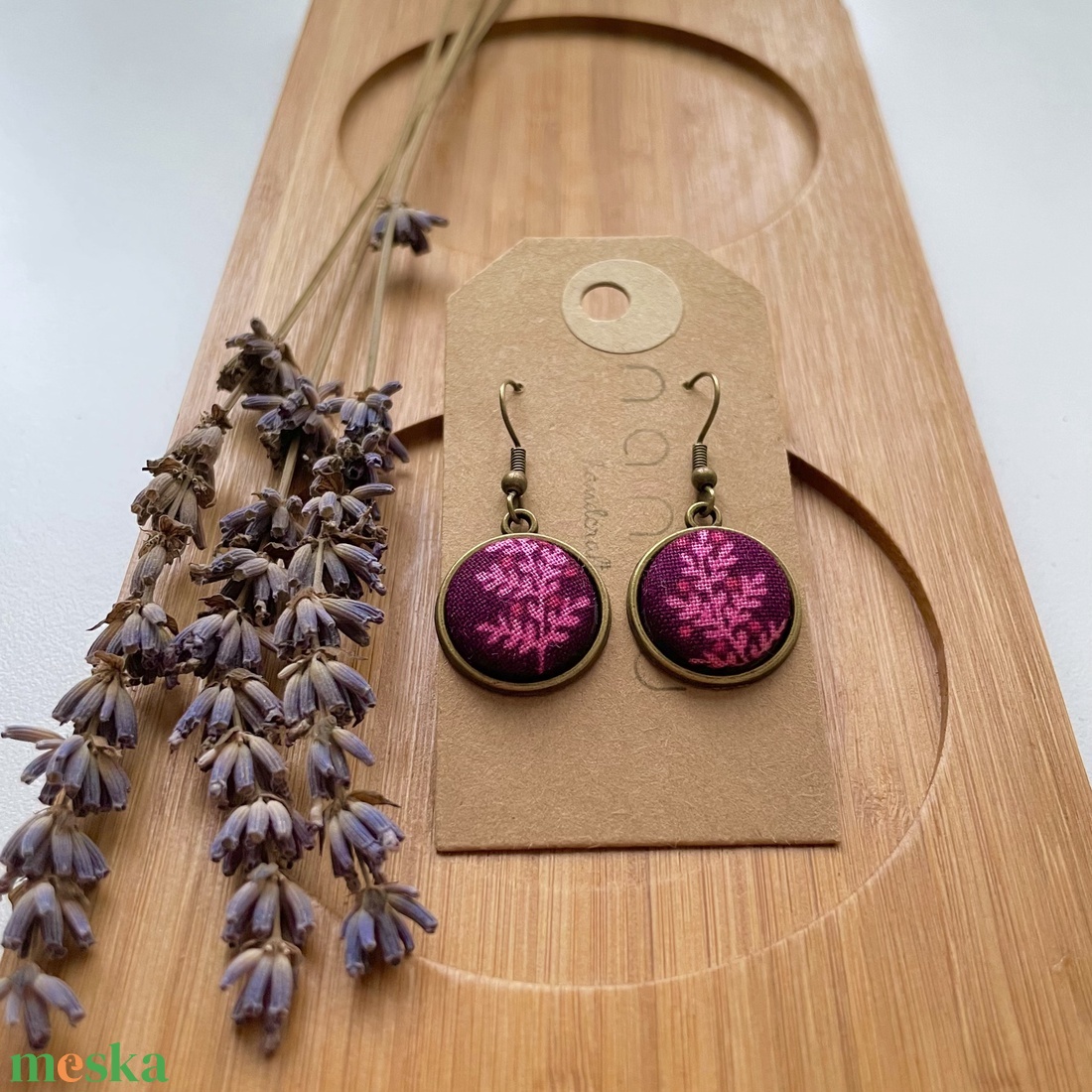Ciklámen levélmintás lógós fülbevaló - ékszer - fülbevaló - lógó fülbevaló - Meska.hu