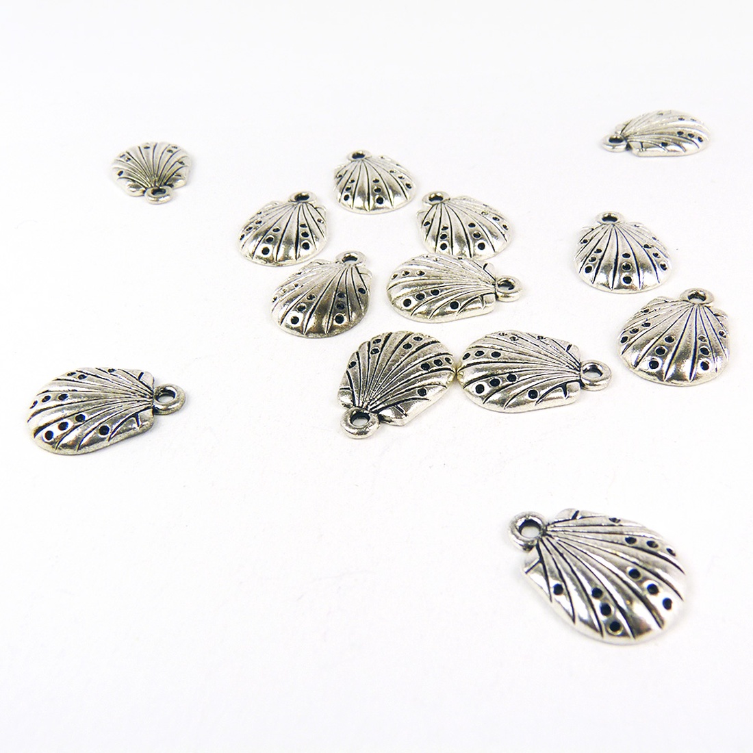 Kagyló ékszerdísz, fityegő, charm 13x18mm (4db) - kellékek & szerszámok - gyöngyfűzés kellékek - fém köztesek - Meska.hu