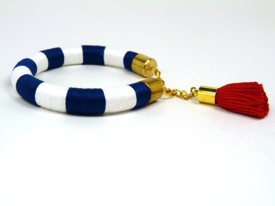Fonalékszer, fonal nyaklánc kék-fehér csíkos színben, piros bojttal -  - Meska.hu