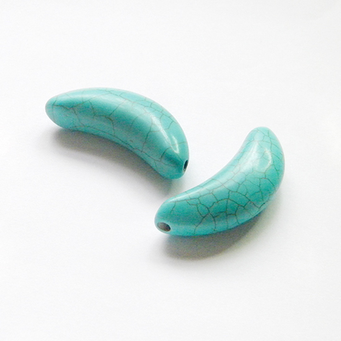 Howlite gyöngy, banán alakú 48mm - világos türkizkék (2db) - kellékek & szerszámok - gyöngyfűzés kellékek - féldrágakő - Meska.hu