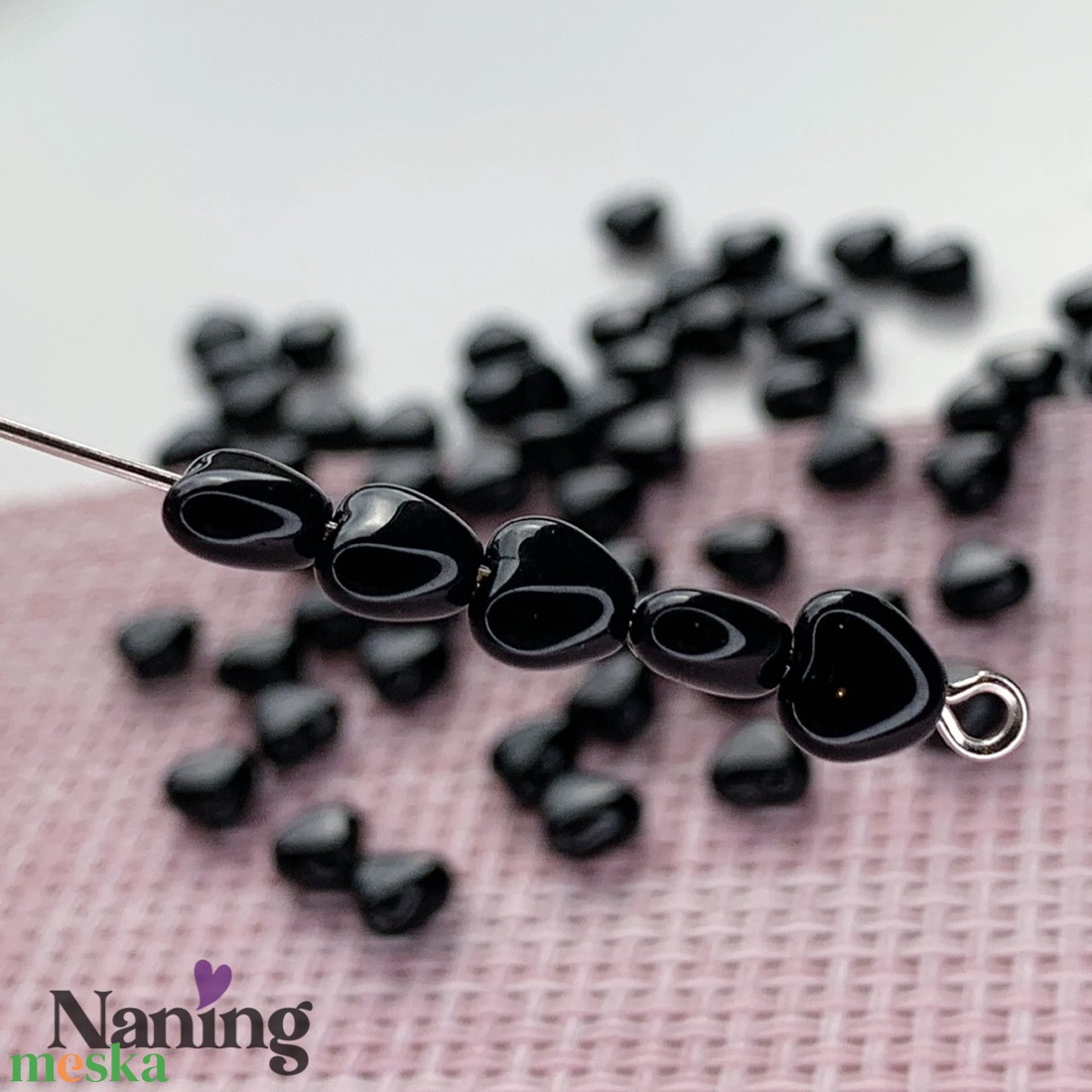 Cseh üveggyöngy - preciosa - szivecske - telt fekete - 20db - kellékek & szerszámok - gyöngyfűzés kellékek - egyéb alkatrész - Meska.hu