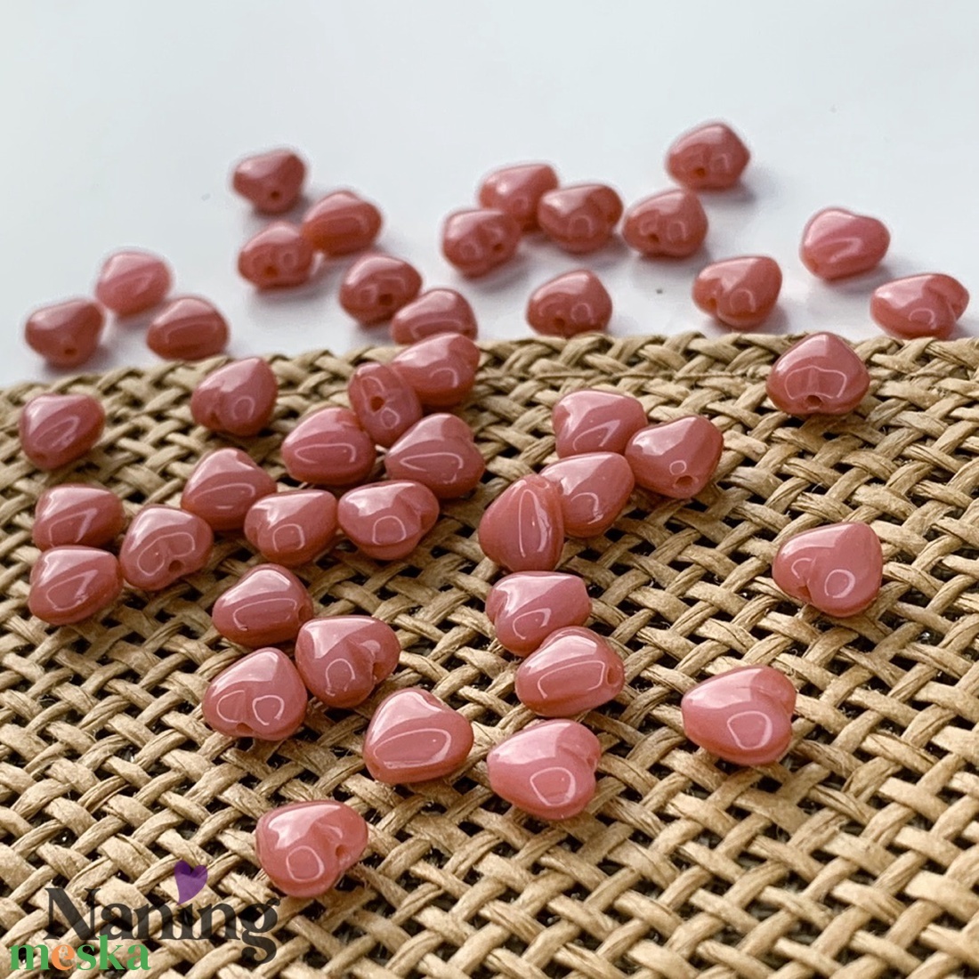 Cseh üveggyöngy - preciosa - szivecske - telt sötétrózsaszín - 20db - kellékek & szerszámok - gyöngyfűzés kellékek - egyéb alkatrész - Meska.hu