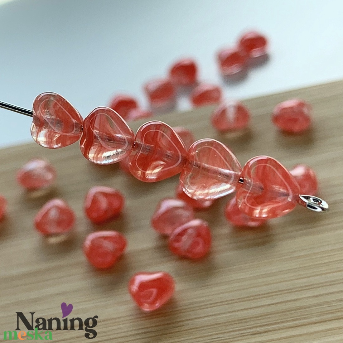 Cseh üveggyöngy - preciosa - szivecske - átlátszó korallszín - 20db - kellékek & szerszámok - gyöngyfűzés kellékek - egyéb alkatrész - Meska.hu