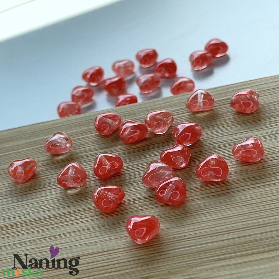 Cseh üveggyöngy - preciosa - szivecske - átlátszó korallszín - 20db - kellékek & szerszámok - gyöngyfűzés kellékek - egyéb alkatrész - Meska.hu