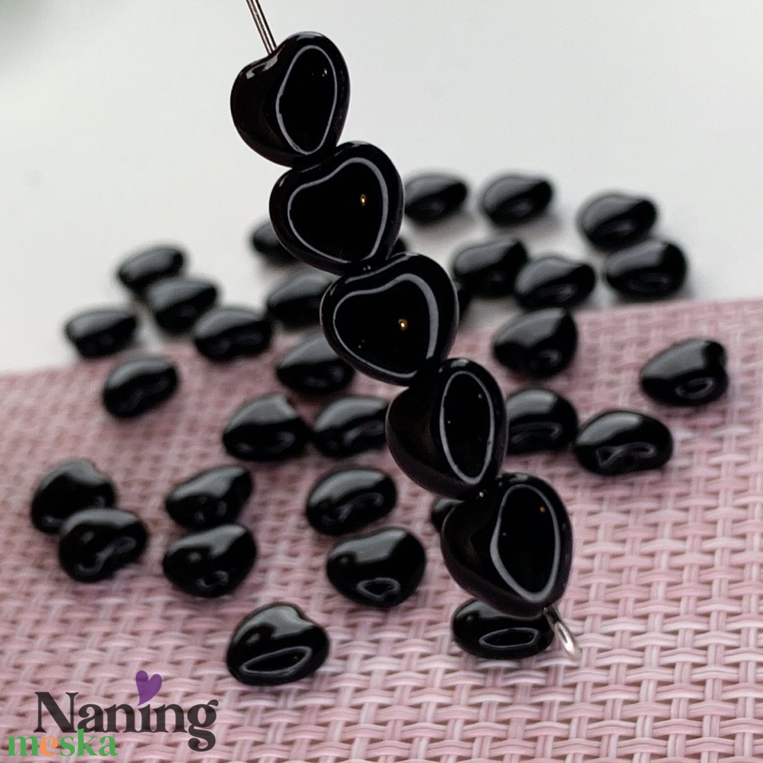 Cseh üveggyöngy - preciosa - szivecske - fényes fekete - 20db - kellékek & szerszámok - gyöngyfűzés kellékek - egyéb alkatrész - Meska.hu