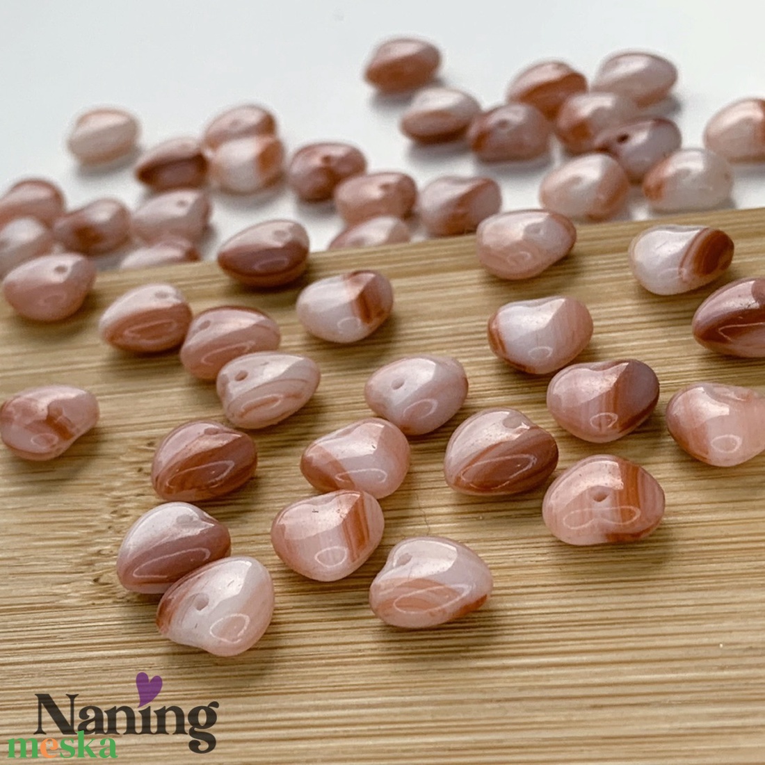 Cseh üveggyöngy - preciosa - szivecske - sávos krémszín/barna - 20db - kellékek & szerszámok - gyöngyfűzés kellékek - egyéb alkatrész - Meska.hu