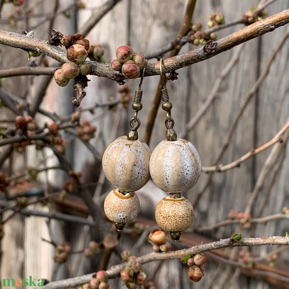 Kerámia fülbevaló - tejeskávé - ékszer - fülbevaló - lógó fülbevaló - Meska.hu