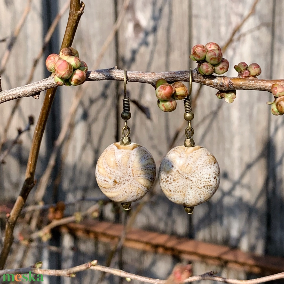 Kerámia fülbevaló - tejeskávészín - kerek - ékszer - fülbevaló - lógó fülbevaló - Meska.hu