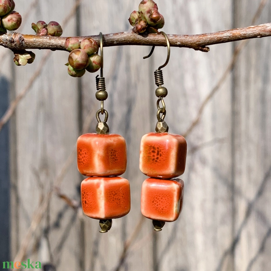 Kerámia fülbevaló - piros kocka - ékszer - fülbevaló - lógó fülbevaló - Meska.hu