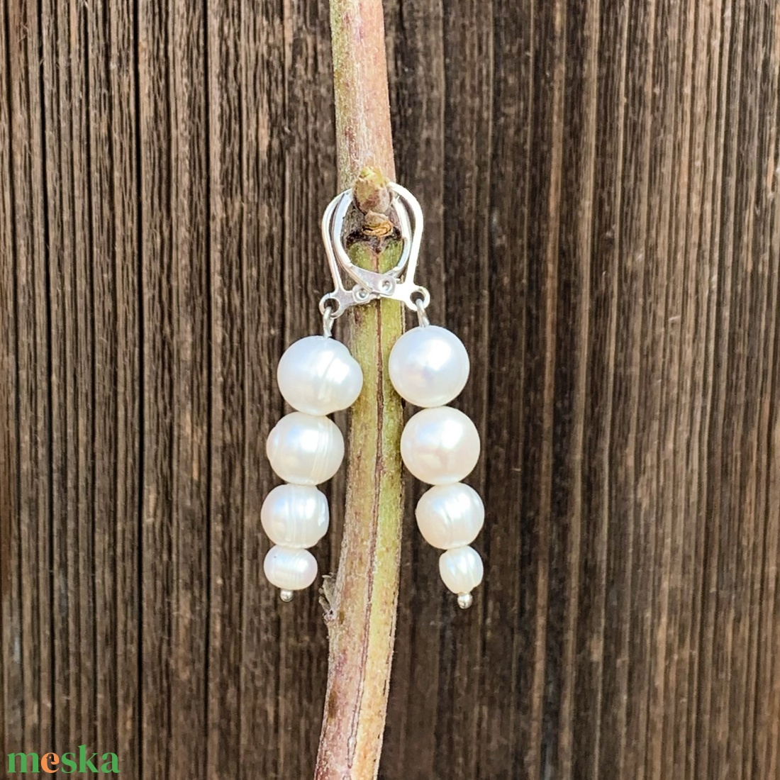 Édesvízi tenyésztett gyöngy, lógós fülbevaló - orvosi fém, francia kapcsos, fülbevaló alapon - ékszer - fülbevaló - lógó fülbevaló - Meska.hu