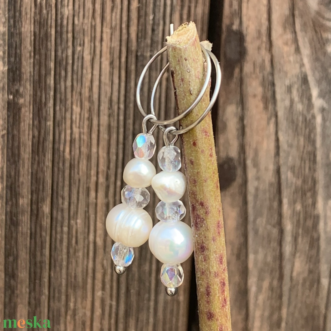 Édesvízi tenyésztett gyöngy - preciosa üveggyöngy, lógós fülbevaló - orvosi fém karika, fülbevaló alapon - ékszer - fülbevaló - lógó fülbevaló - Meska.hu