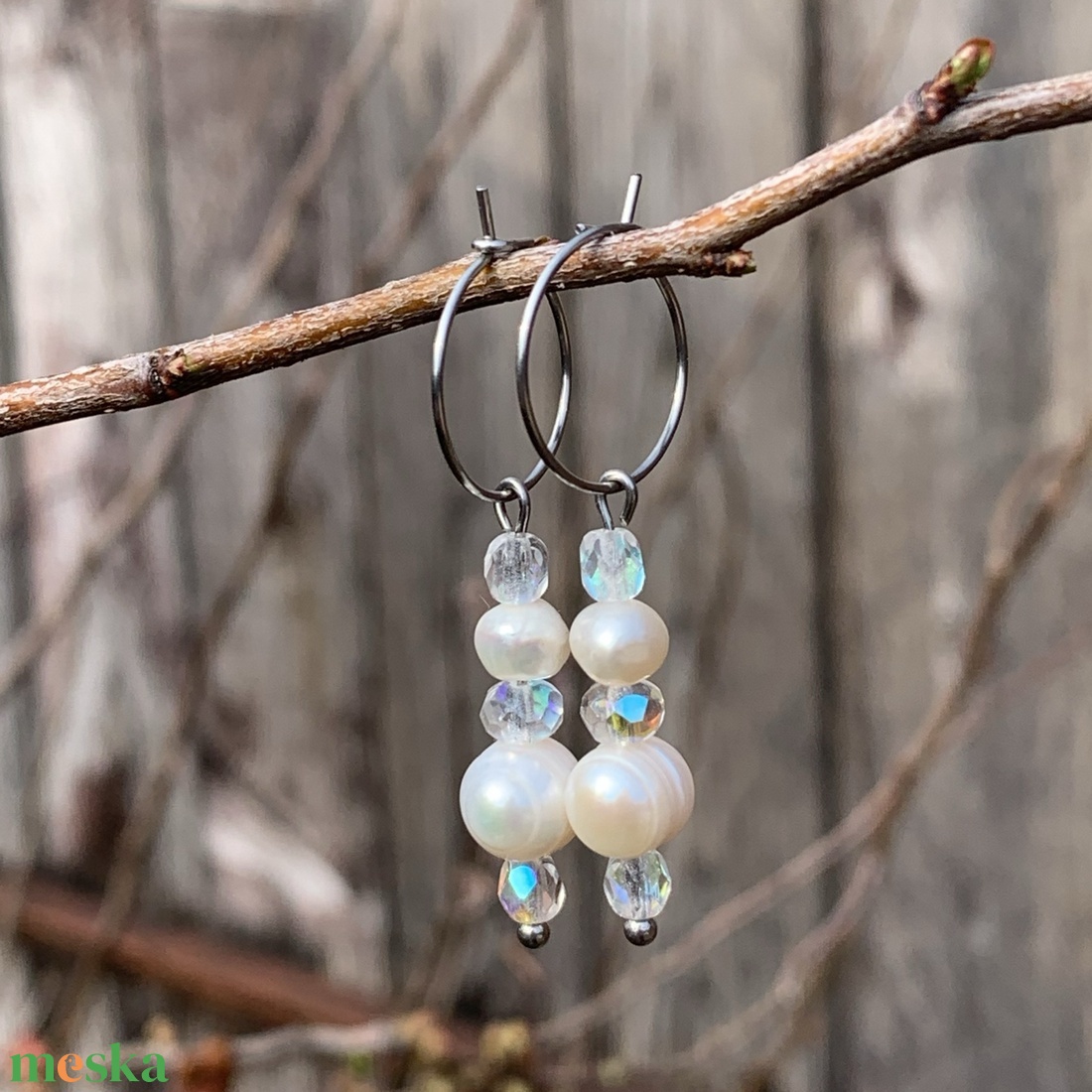 Édesvízi tenyésztett gyöngy - preciosa üveggyöngy, lógós fülbevaló - orvosi fém karika, fülbevaló alapon - ékszer - fülbevaló - lógó fülbevaló - Meska.hu