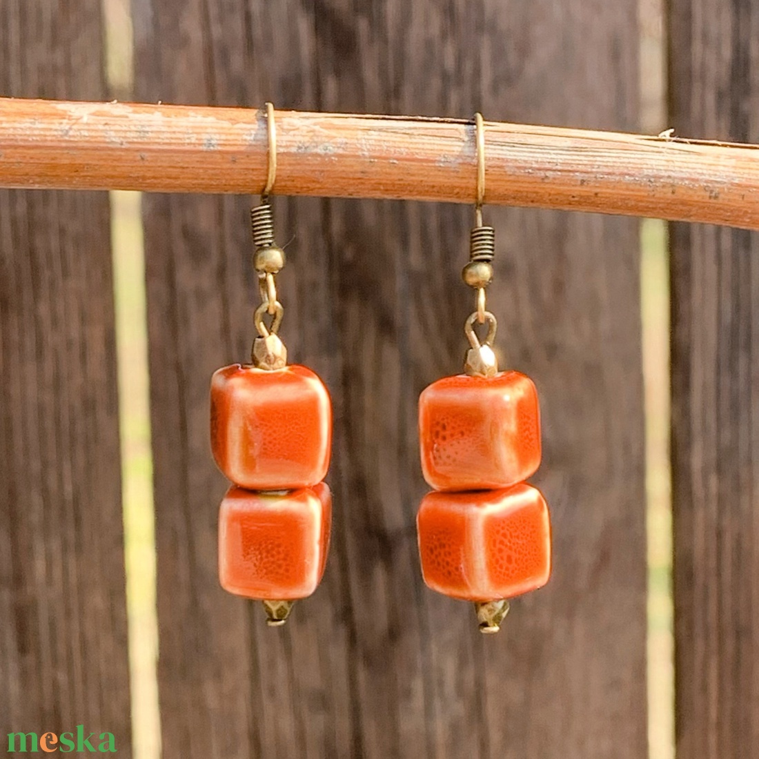 Kerámia fülbevaló - piros kocka - ékszer - fülbevaló - lógó fülbevaló - Meska.hu