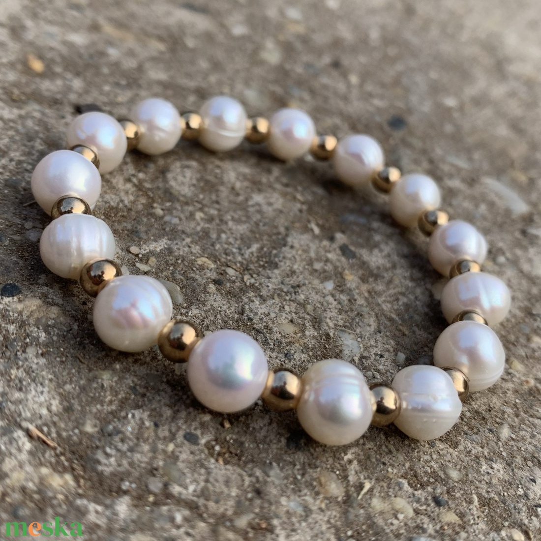 Édesvízi tenyésztett gyöngy/arany hematit karkötő - törtfehér  - ékszer - karkötő - gyöngyös karkötő - Meska.hu