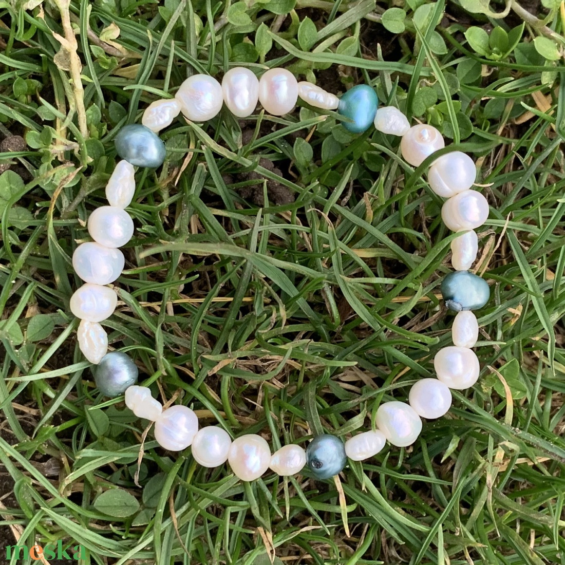 Édesvízi tenyésztett gyöngy karkötő - törtfehér/türkizkék - ékszer - karkötő - gyöngyös karkötő - Meska.hu