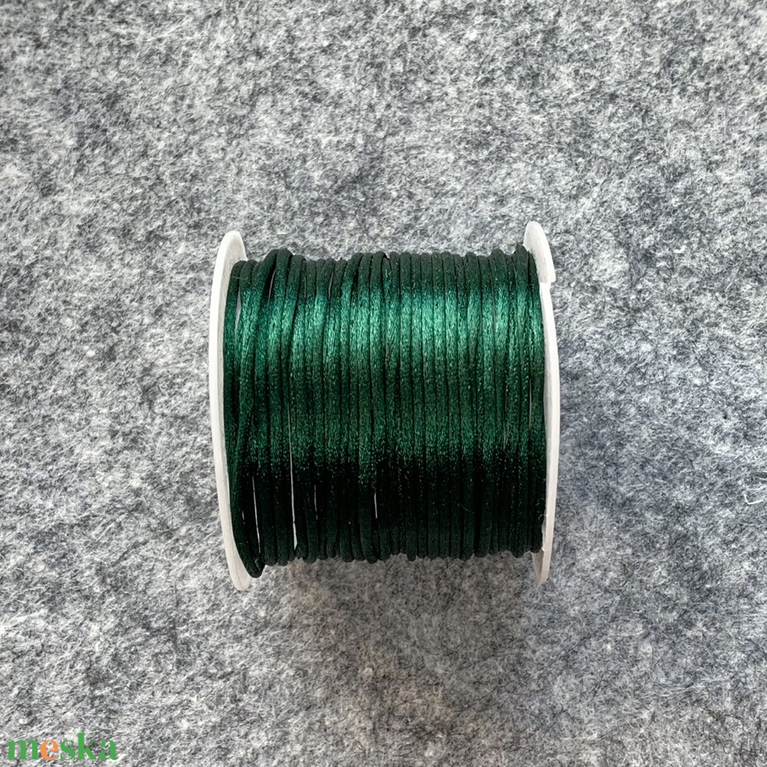 10 méter szatén selyemzsinór - haragoszöld - 1,5mm  (60ft/m) - kellékek & szerszámok - rövidáru - fonal, cérna - kevert fonal - Meska.hu
