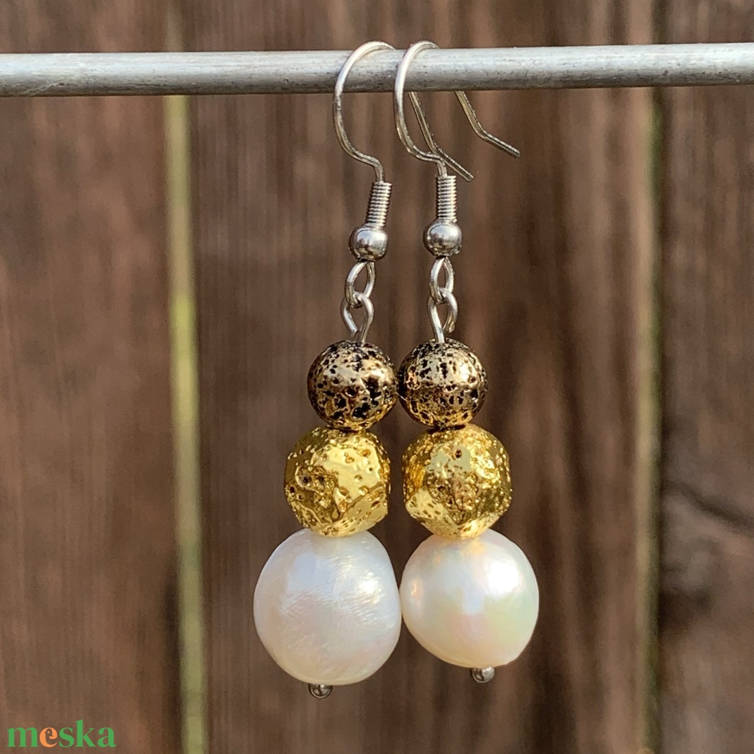 Édesvízi tenyésztett gyöngy - galvanizált lávakő, lógós fülbevaló - orvosi fém fülbevaló alapon - ékszer - fülbevaló - lógó fülbevaló - Meska.hu