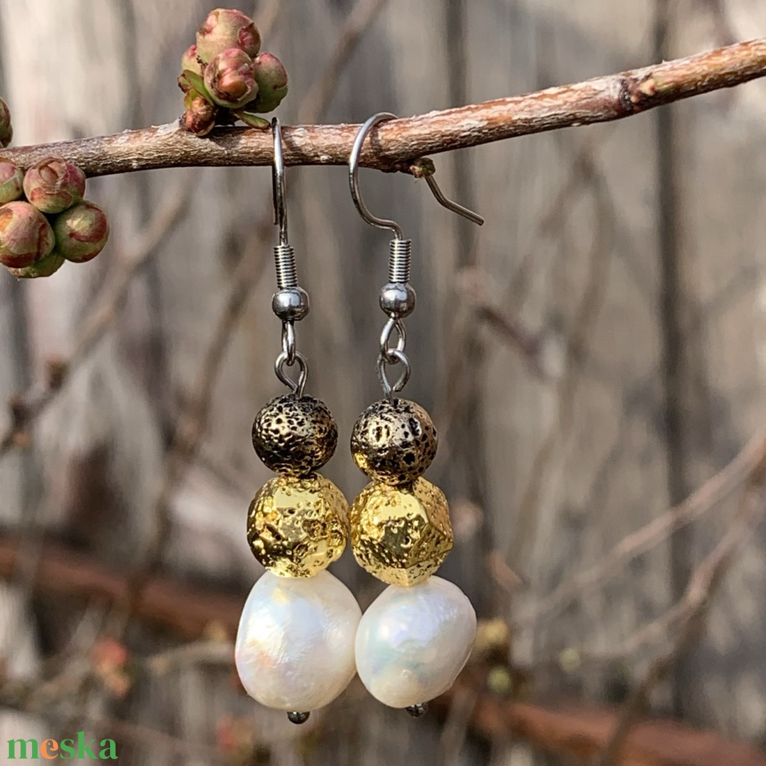 Édesvízi tenyésztett gyöngy - galvanizált lávakő, lógós fülbevaló - orvosi fém fülbevaló alapon - ékszer - fülbevaló - lógó fülbevaló - Meska.hu