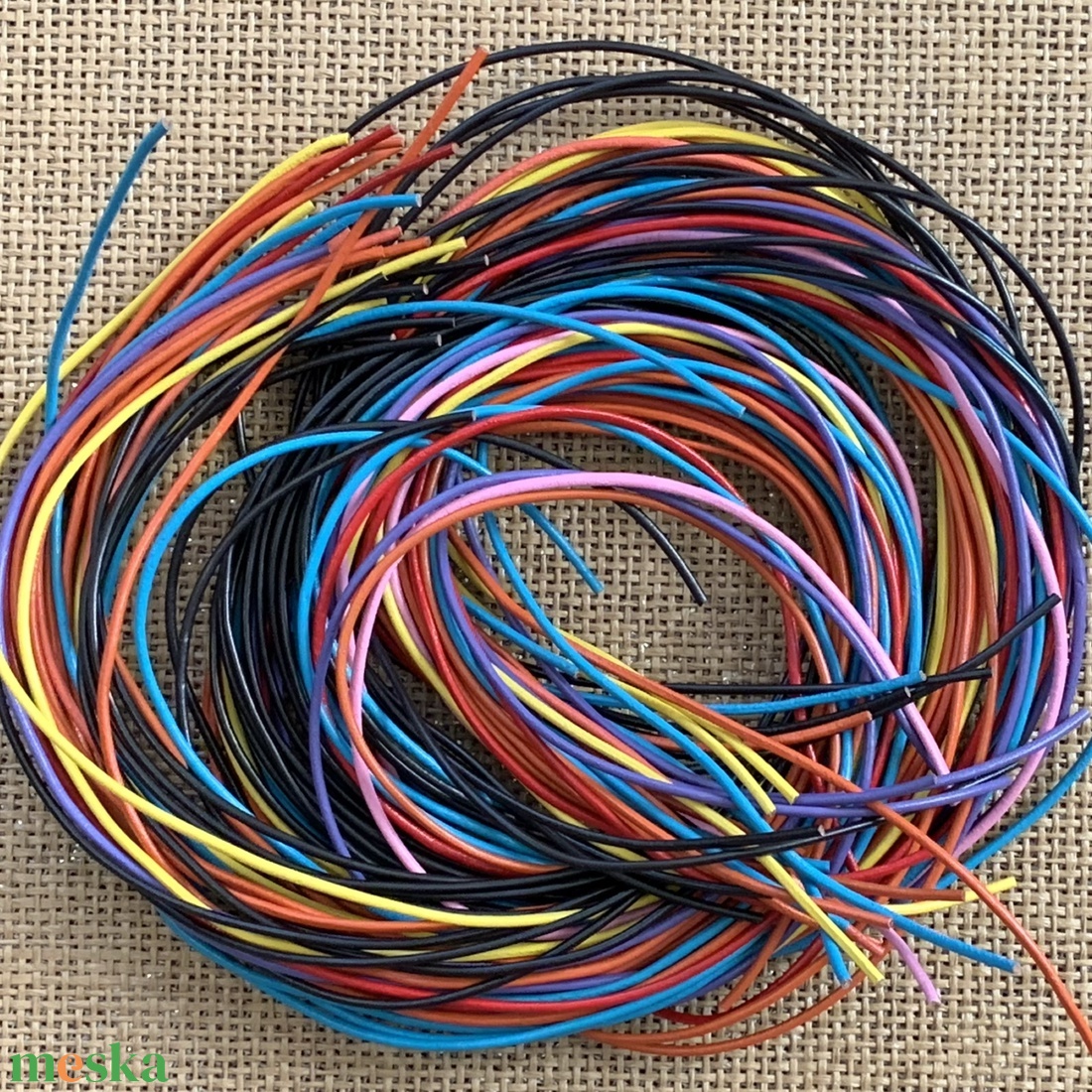 5db hengerelt bőrszál - 100cm  - kellékek & szerszámok - rövidáru - fonal, cérna - bőr szál - Meska.hu