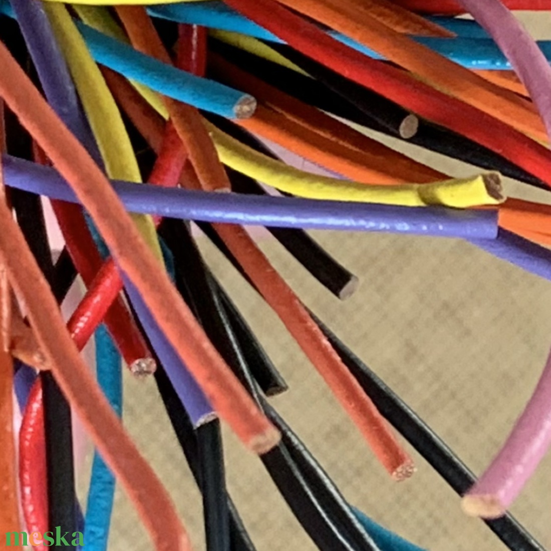 5db hengerelt bőrszál - 100cm  - kellékek & szerszámok - rövidáru - fonal, cérna - bőr szál - Meska.hu