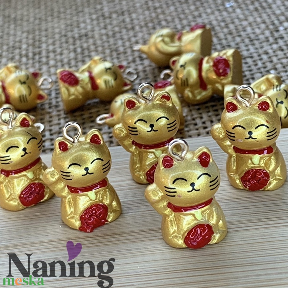 2db Maneki-neko - integető szerencsehozó macska - 14x22mm - aranysárga (200ft/db) - ékszer - nyaklánc - medál - Meska.hu
