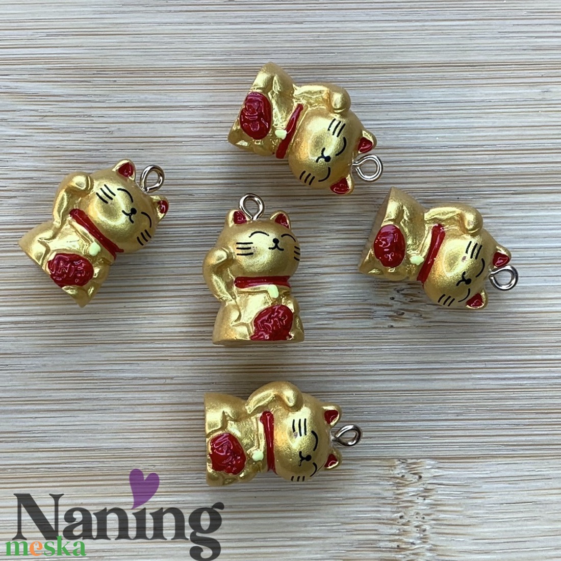 2db Maneki-neko - integető szerencsehozó macska - 14x22mm - aranysárga (200ft/db) - ékszer - nyaklánc - medál - Meska.hu