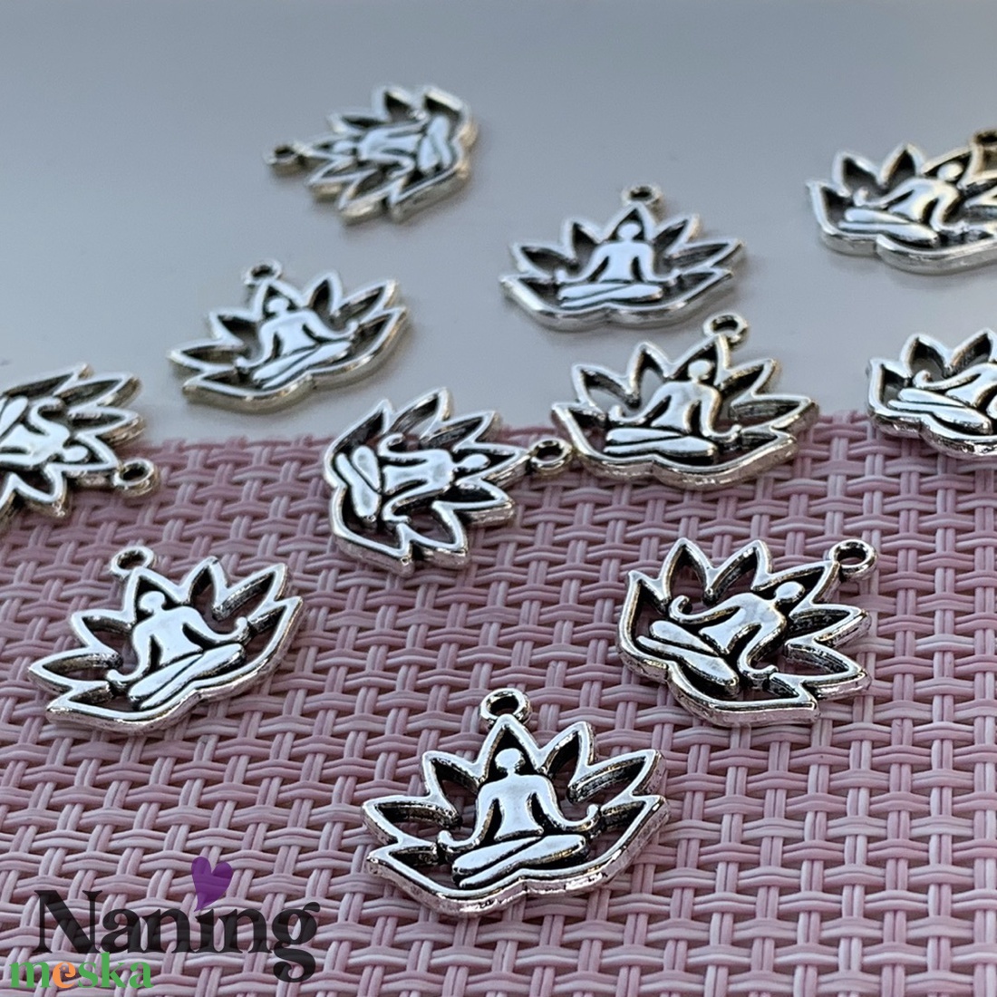 3 db charm/medál - 20mm - jógázó lótuszvirág/kerek lótuszvirág/mandala (130ft/db) - kellékek & szerszámok - ékszerkellék - charmok - Meska.hu