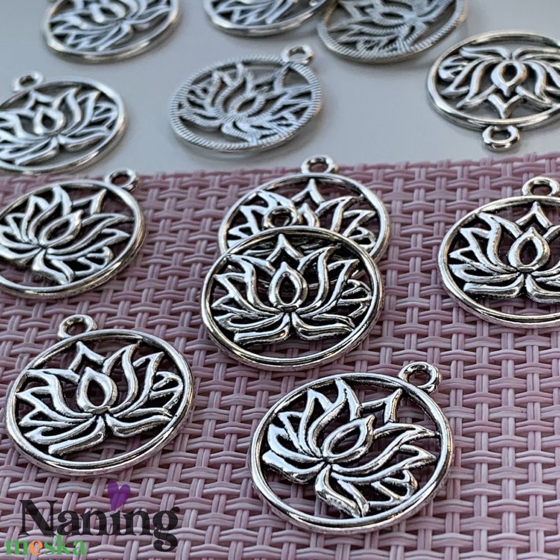 3 db charm/medál - 20mm - jógázó lótuszvirág/kerek lótuszvirág/mandala (130ft/db) - kellékek & szerszámok - ékszerkellék - charmok - Meska.hu