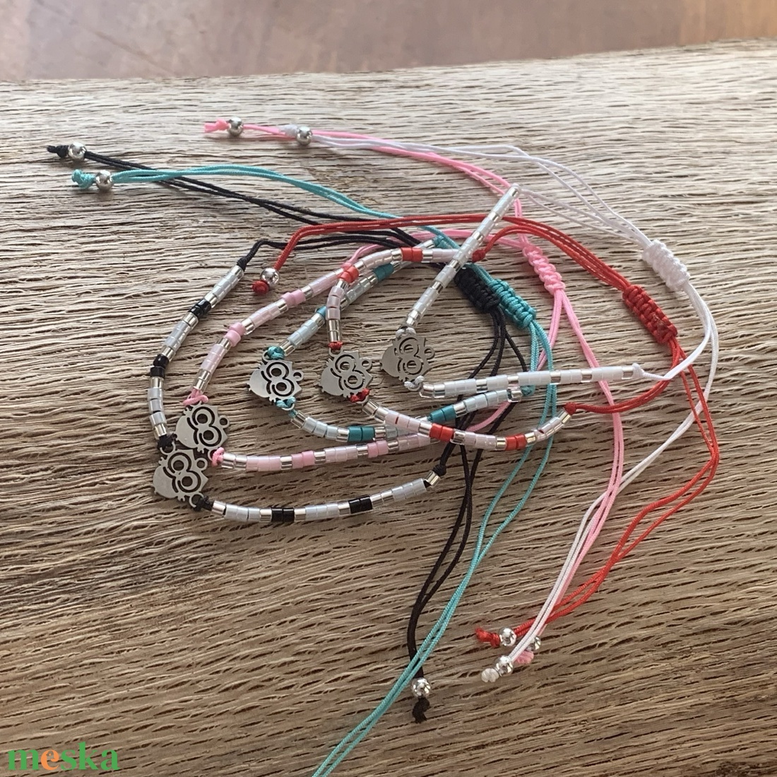 BALLAGÁSRA! 3 db baglyos/gyöngyös barátság karkötő - csúszócsomós - rozsdamentes orvosi fém bagolydísszel (400ft/db) - ékszer - karkötő - gyöngyös karkötő - Meska.hu