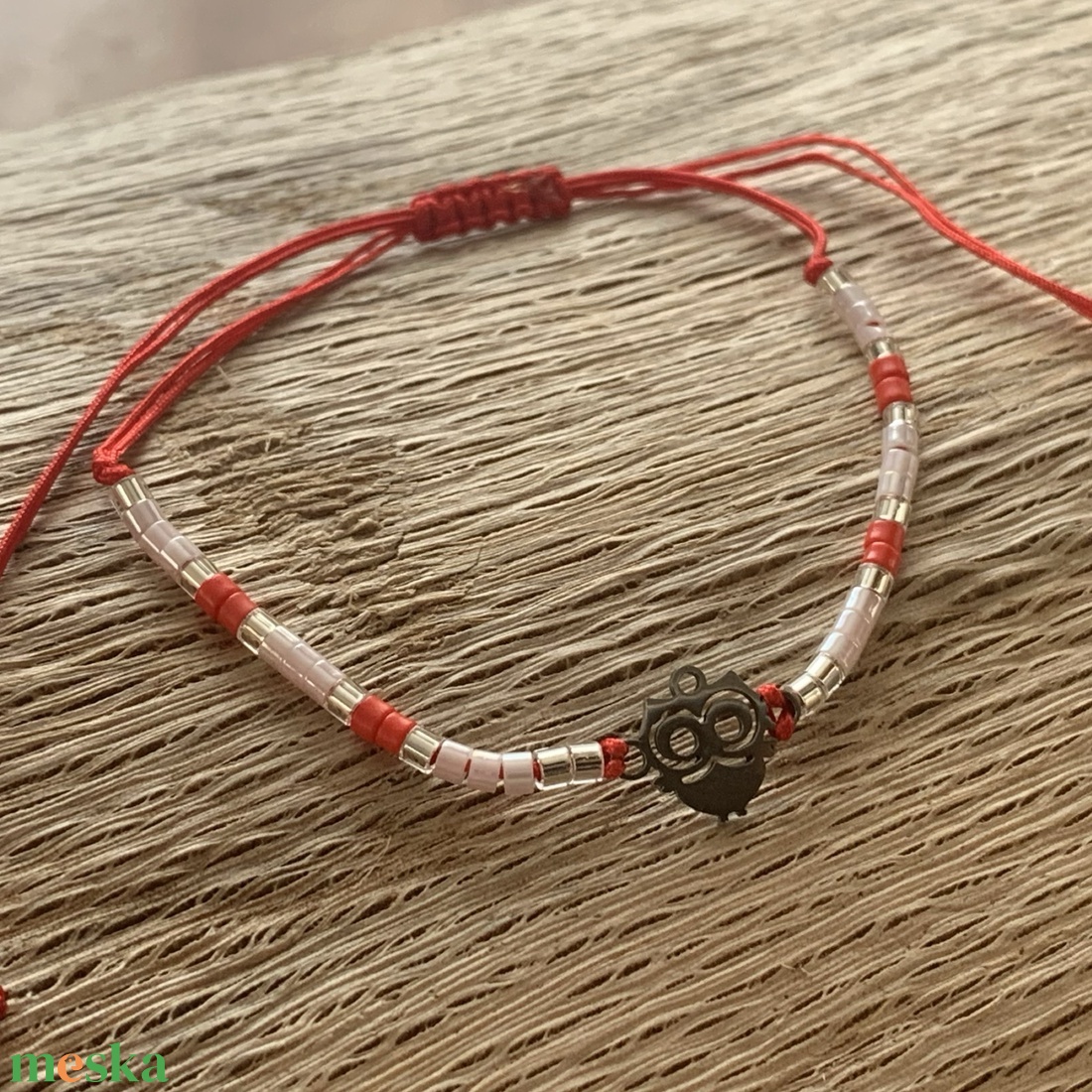 BALLAGÁSRA! 3 db baglyos/gyöngyös barátság karkötő - csúszócsomós - rozsdamentes orvosi fém bagolydísszel (400ft/db) - ékszer - karkötő - gyöngyös karkötő - Meska.hu