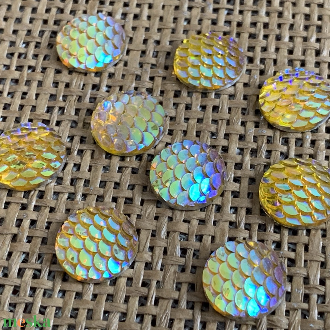 20 db irizáló pikkelymintás műgyanta  kaboson - (30ft/db) - kellékek & szerszámok - gyöngyfűzés kellékek - műanyag gyöngy - Meska.hu