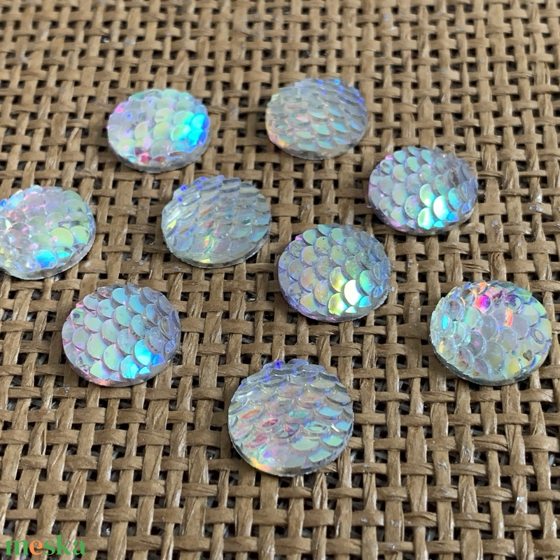 20 db irizáló pikkelymintás műgyanta  kaboson - (30ft/db) - kellékek & szerszámok - gyöngyfűzés kellékek - műanyag gyöngy - Meska.hu